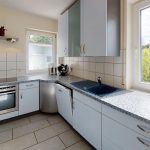 Groes-Einfamilienhaus-mit-ELW-2-Garagen-und-Hebebuhne-mit-toller-Aussicht-Kitchen