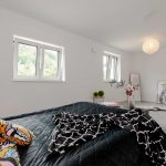 Schlafzimmer mit extra Fenstern