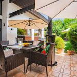 Große überdachte Terrasse