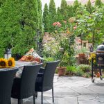 Überdachte Terrasse mit Übergang in den XXL-Garten