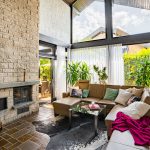 mit Kamin und Terrassenzugang