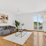 Wohnzimmer mit Balkonzugang