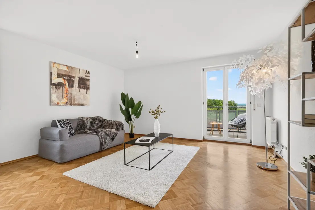 Wohnzimmer mit Balkonzugang