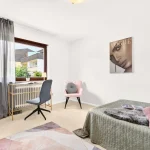 Großzügiges Schlafzimmer