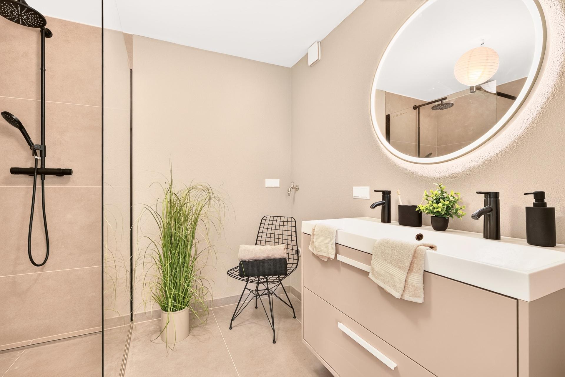 Modernes Badezimmer