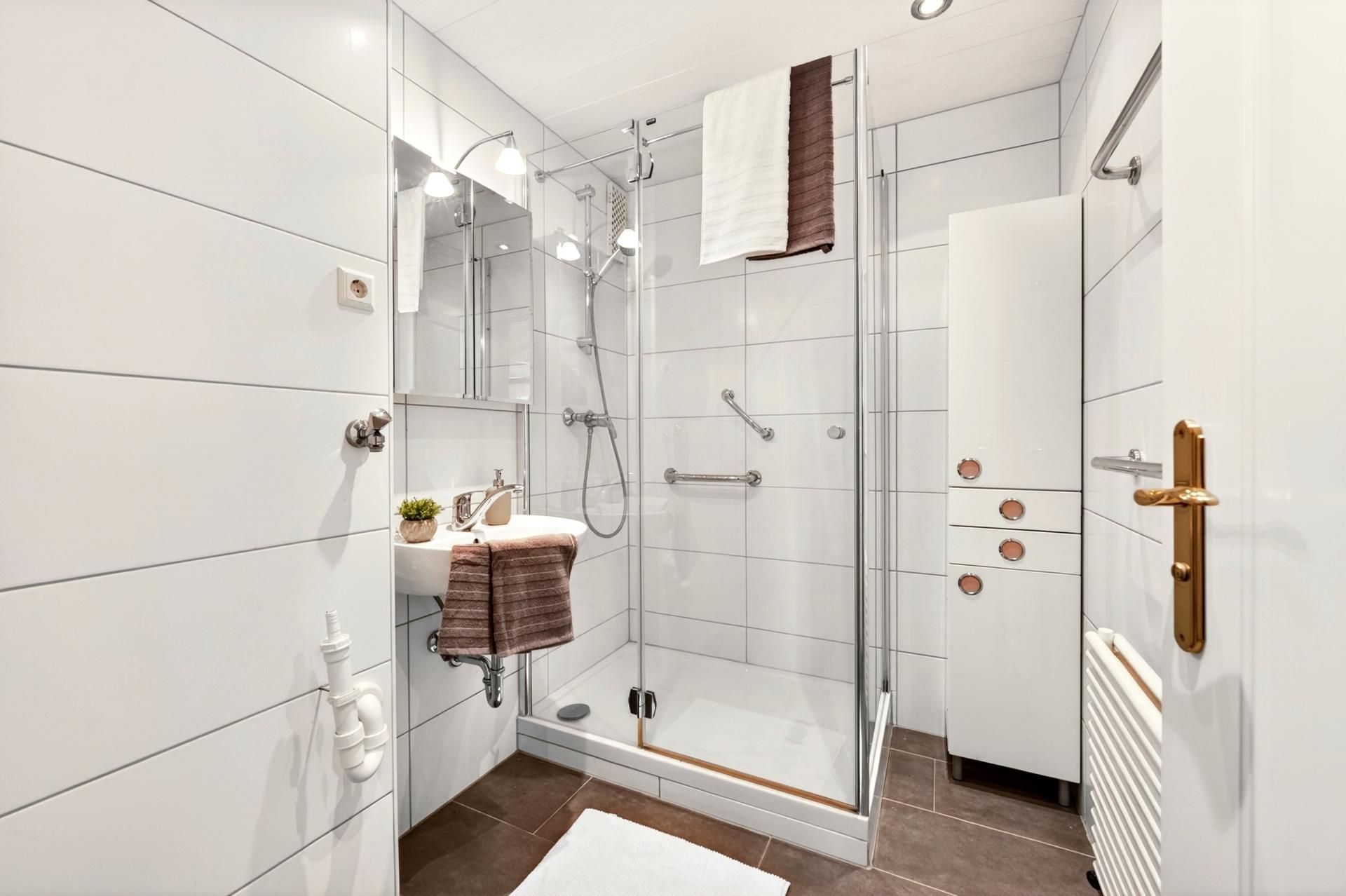 Neuwertiges Bad mit Dusche