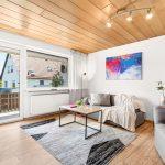 Wohnzimmer mit Balkonzugang