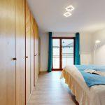 Schlafzimmer mit Balkonzugang