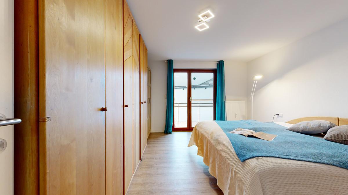 Schlafzimmer mit Balkonzugang