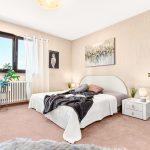 Großzügiges Schlafzimmer